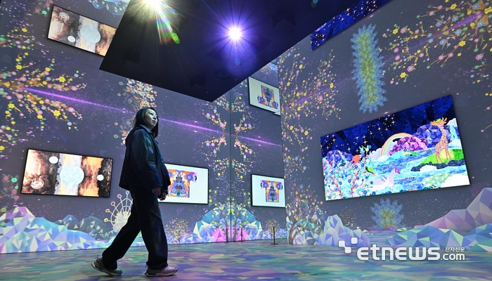 대한민국 첨단 기술의 현재와 미래를 한눈에 보여줄 'K-테크 쇼케이스'가 28일 경북 경주시 엑스포공원 에어돔에서 열렸다. 참관객이 삼성전자의 마이크로LED와 네오QLED 8K로 구성된 아트 큐브를 살펴보고 있다. 경주=이동근기자 foto@etnews.com