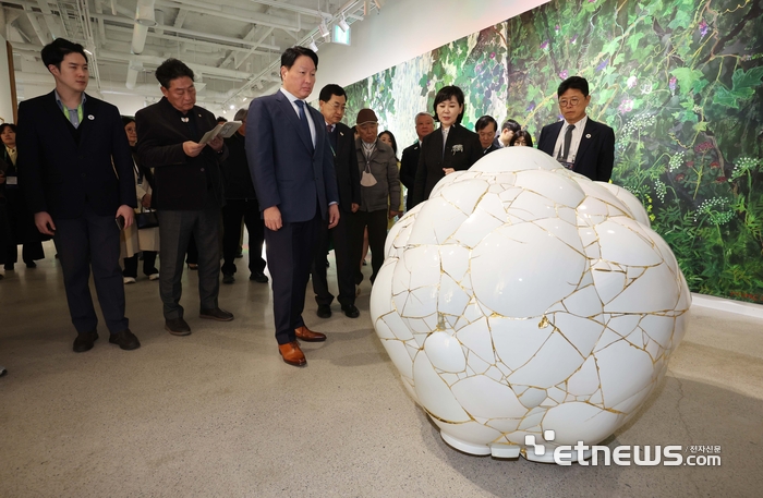 [포토] 작품 감상하는 최태원