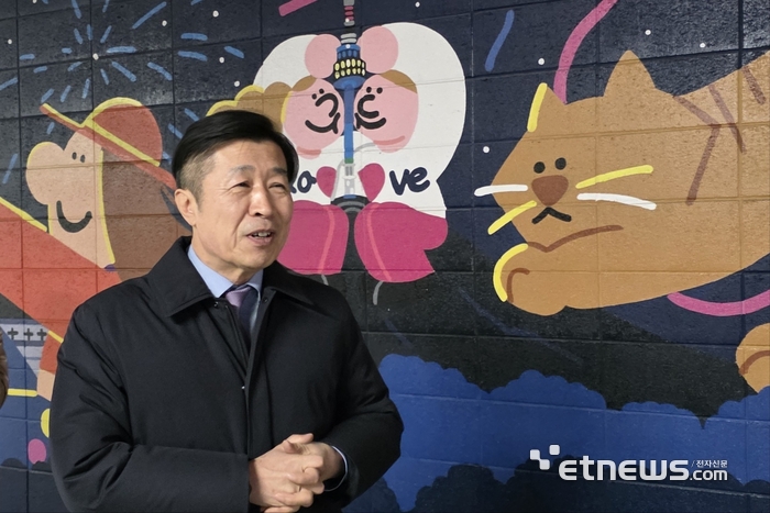 전성수 서초구청장이 고속터미널과 반포한강공원을 잇는 지하 공공보행통로 내 조성된 스트리트 갤러리 '서울의 24시간'을 소개하고 있다. ⓒ박종진기자
