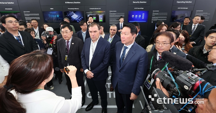 최태원 대한상의 회장과 맷 가먼 아마존웹서비스(AWS) CEO가 아시아태평양경제협력체(APEC) 정상회의 최고경영자(CEO) 서밋(Summit)이 개막한 28일 경북 경주엑스포대공원에 마련된 K-Tech 쇼케이스' 에어돔에서 SK그룹 부스를 둘러보고 있다. 경주=이동근기자 foto@etnews.com