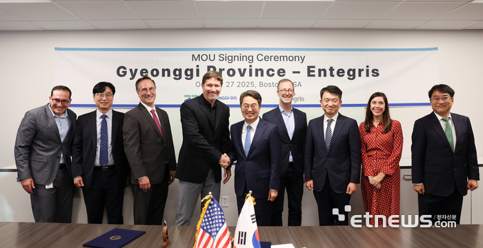 김동연 경기지사(왼쪽 다섯 번째)가 27일(현지시간) 미국 보스턴에서 열린 인테그리스와의 투자협약에서 협약서명 후 기업 관계자들과 기념촬영 했다.