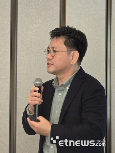 김경상 한국레드햇 사장이 28일 서울 강남구 웨스틴 서울 파르나스에서 열린 '레드햇 서밋 커넥트 서울 2025' 기자간담회에서 발언하고 있다. [사진=현대인 기자]