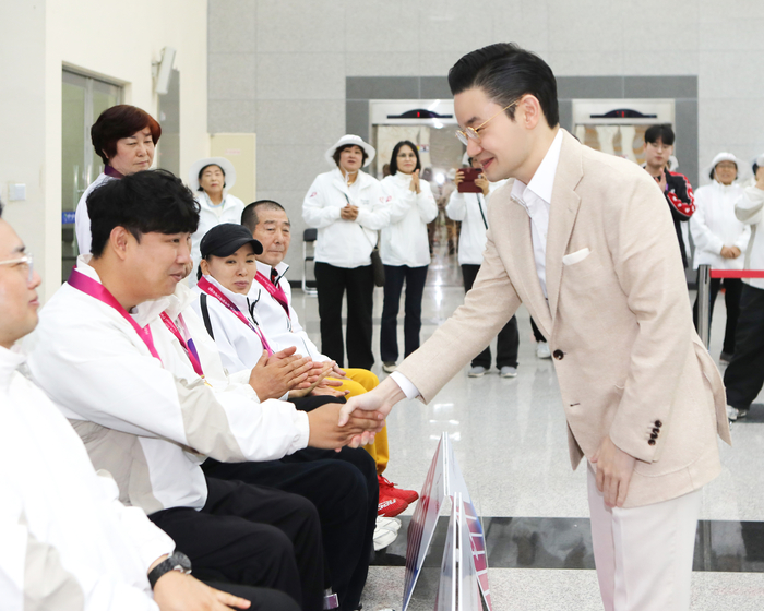배동현 이사장이 시상식에서 금메달을 획득한 조정두 선수와 악수를 나누고 있다. 사진=BDH재단