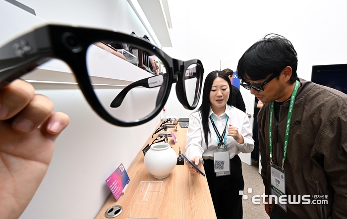 대한민국 첨단 기술의 현재와 미래를 한눈에 보여줄 'K-테크 쇼케이스'가 28일 경북 경주시 엑스포공원 에어돔에서 열렸다. 참관객이 레이밴과 메타가 콜라보레이션한 스마트글래스를 체험하고 있다. 경주=이동근기자 foto@etnews.com