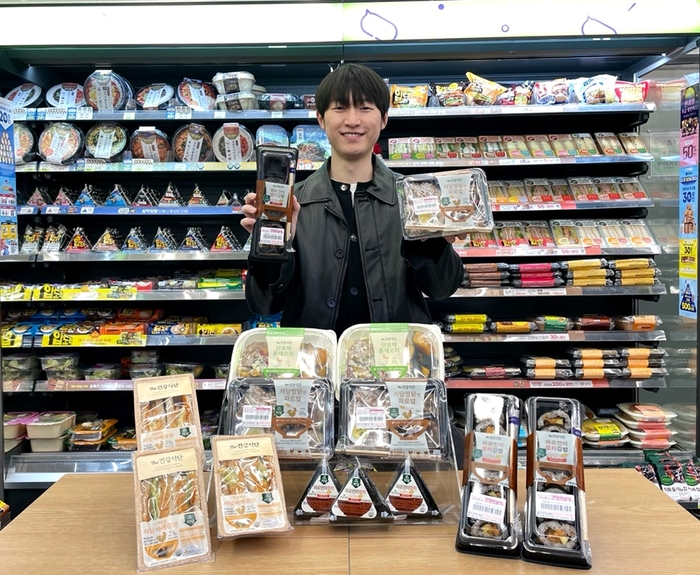 모델이 더건강 간편식 시리즈를 소개하고 있다.