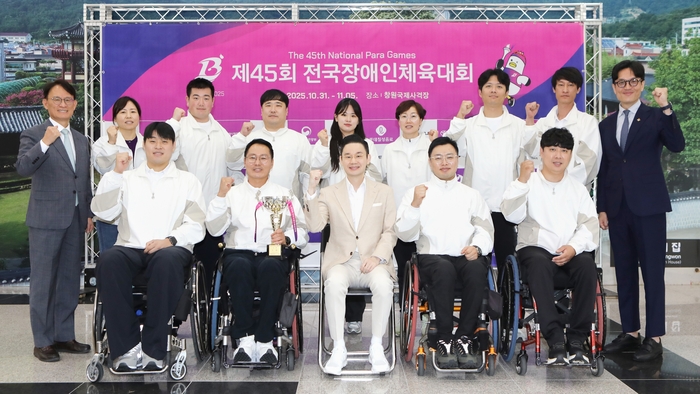 배동현 이사장(앞줄 가운데)이 BDH 파라스와 기념사진을 촬영하고 있다. 사진=BDH재단