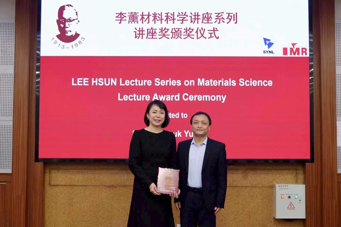 윤희숙 한국재료연구원 책임연구원(왼쪽)이 24일 중국과학원 금속연구소에서 '리슌상'을 수상했다.