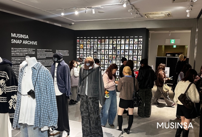 방문객들이 '무신사 도쿄 팝업 스토어 2025' 스냅 아카이브 존을 둘러보고 있다.