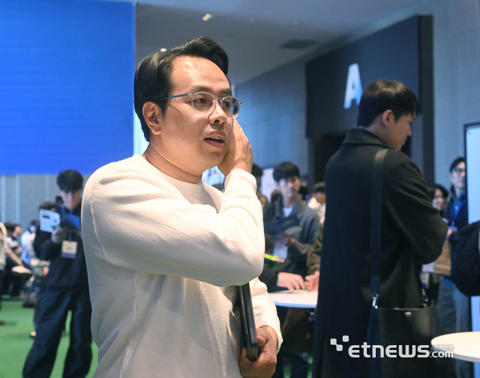 [포토] 대화 나누는 김범석 우아한형제들 대표