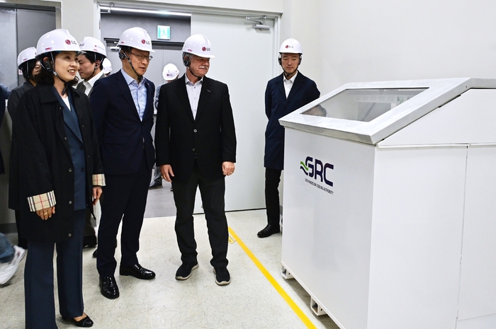 남재인 SK엔무브 그린 성장본부장, 이재성 LG전자 ES사업본부장, 피터 폴린 GRC 피터 폴린 CEO(왼쪽부터)가 LG전자 사업장내 액침냉각 솔루션을 둘러보는 모습.