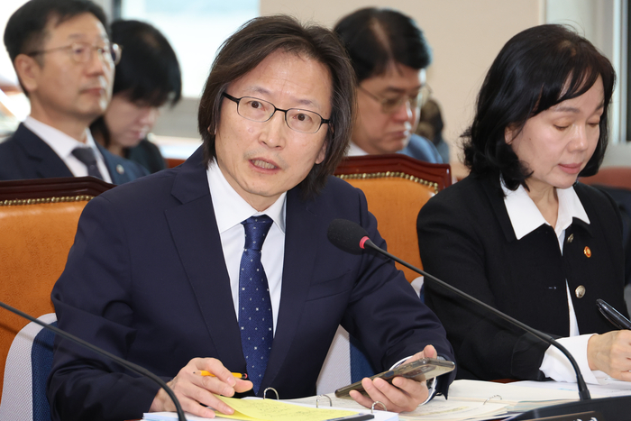 주병기 공정거래위원장이 28일 서울 여의도 국회에서 열린 정무위원회의 공정위 등에 대한 종합감사에서 위원 질의에 답하고 있다. 연합뉴스.