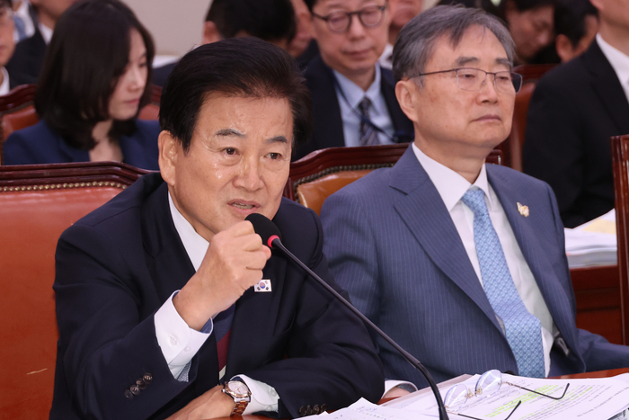 정동영 통일부 장관이 28일 서울 여의도 국회에서 열린 외교통일위원회의 종합감사에서 북미회담 가능성 등에 대한 위원 질의에 답하고 있다. 오른쪽은 조현 외교부 장관. 연합뉴스