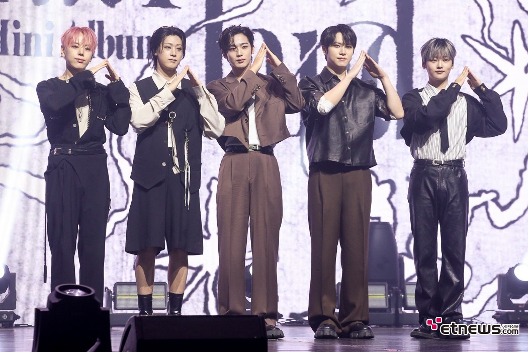 [ET포토] 위아이, '미니 앨범 원더랜드 쇼케이스'