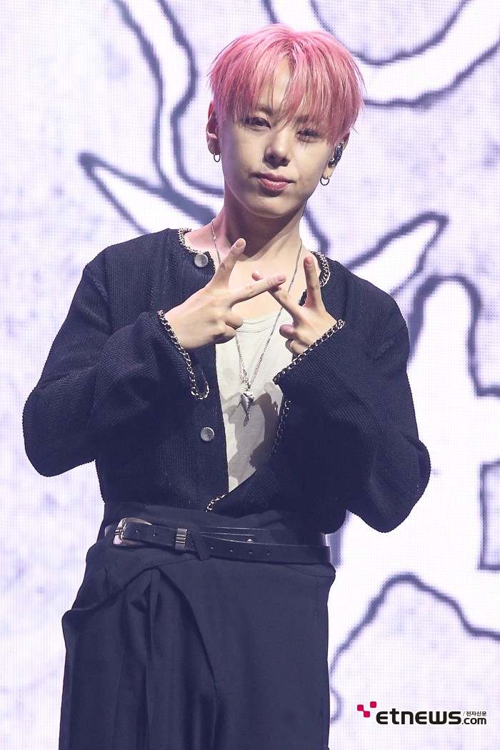 [ET포토] 위아이 장대현, '핫 핑크 헤어'