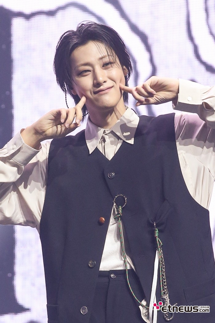 [ET포토] 위아이 유용하, '보조개 만드는 볼콕'