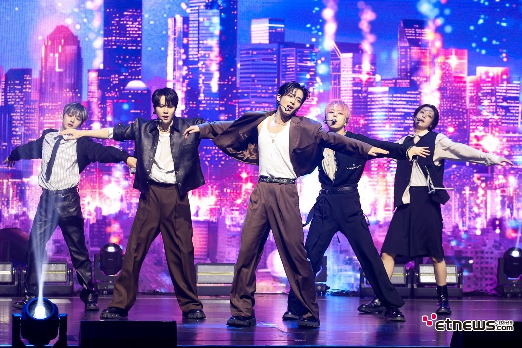 [ET포토] 위아이, '우아한 무대'