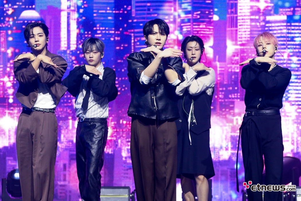 [ET포토] 위아이, '독수리처럼~'