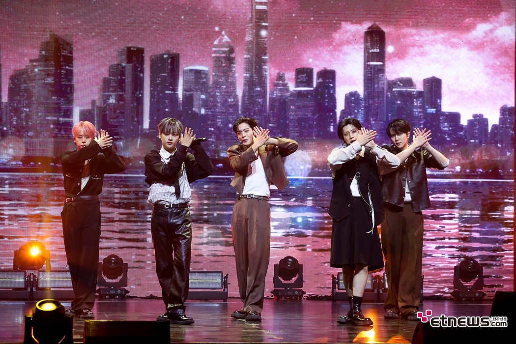 [ET포토] 9개월만에 컴백한 위아이