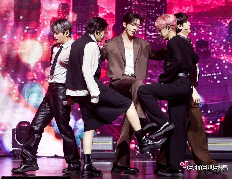 [ET포토] 위아이, '이모셔널 퓨처 베이스팝 장르'