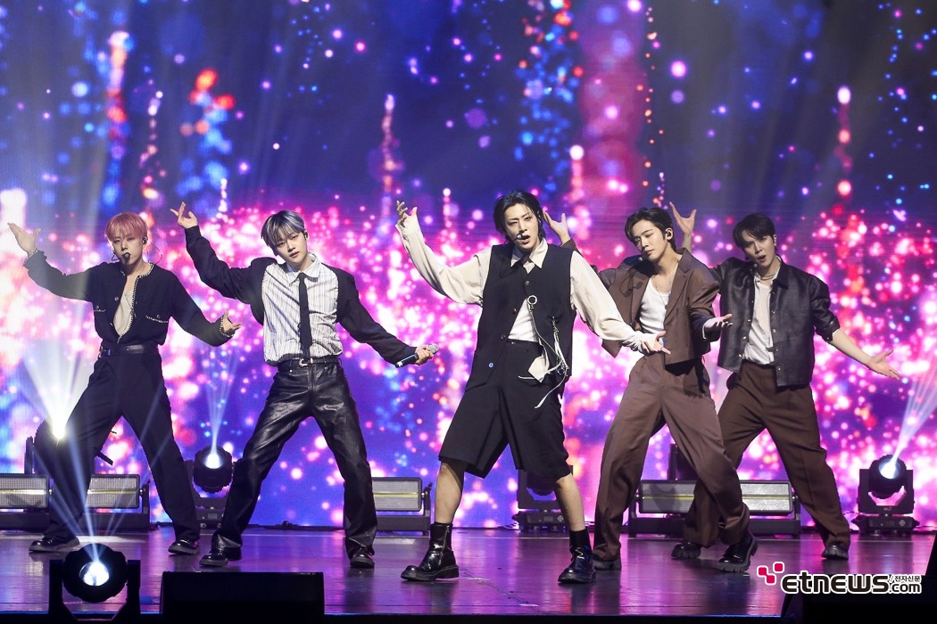 [ET포토] 위아이, '루아이를 향한 마음을 전하는 곡'