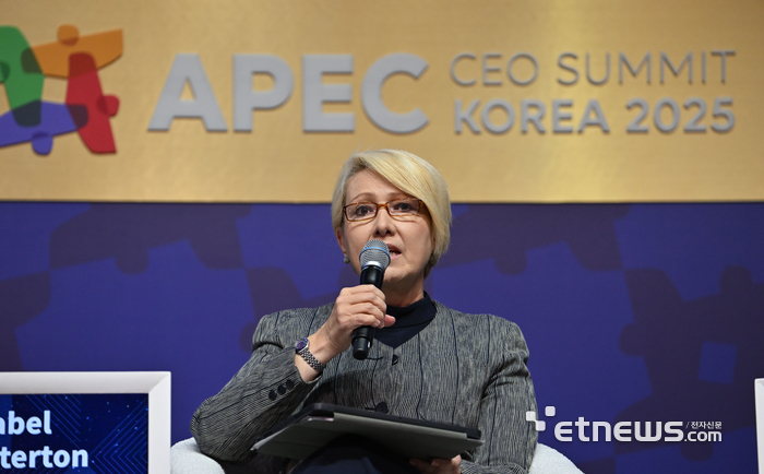 [포토] 대담 나누는 이사벨 채터튼 ADB 부국장