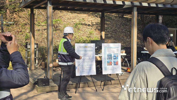 KCA 관계자가 전파 데이터를 활용한 산악구조 훈련에 대해 브리핑하고 있다.