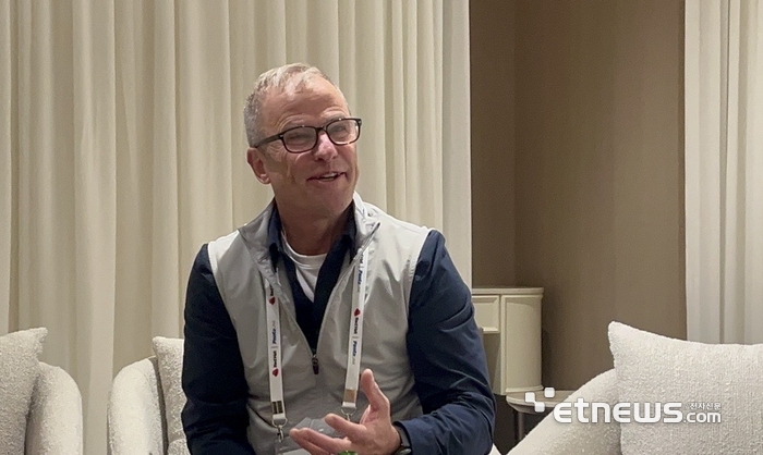 스티븐스 레드햇 AI CTO “RHEL·오픈시프트 잇는 세 번째 혁신은 AI 추론 플랫폼”