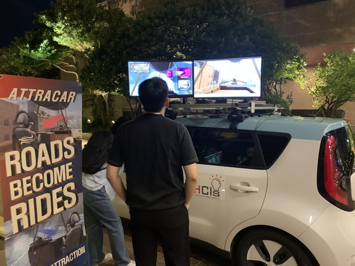 'ACM UIST 2025'에서 'AttraCar' 데모 시연 및 연구 설명 모습.