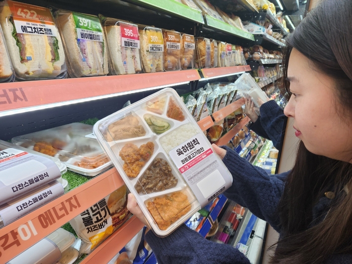 모델이 개편된 이마트24 간편식을 살펴보고 있다.