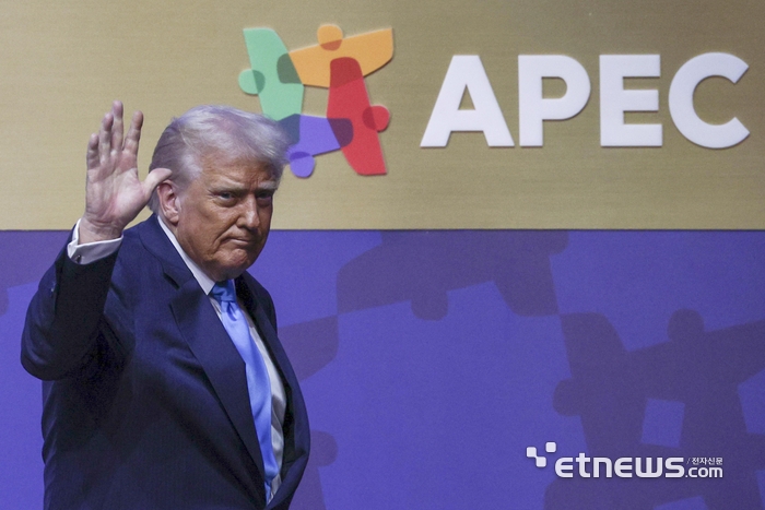 아시아태평양경제협력체(APEC) CEO 서밋이 29일 경북 경주시 경주예술의전당에서 열렸다. 도널드 트럼프 미국 대통령이 정상 특별연설을 마친 뒤 손을 흔들며 퇴장하고 있다.
경주=이동근기자 foto@etnews.com