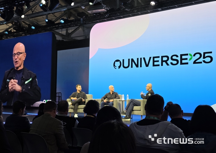 깃허브 유니버스 기조연설에는 마이크로소프트(MS), 오픈AI, 앤트로픽 등 주요 파트너사들이 무대에 올랐다. 사진 맨 오른쪽 사티아 나델라 MS CEO