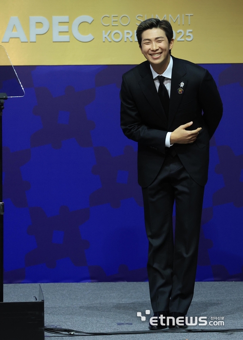 [포토] 인사하는 RM