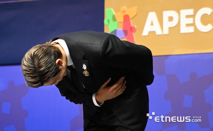 [포토] RM, 예의바른 인사