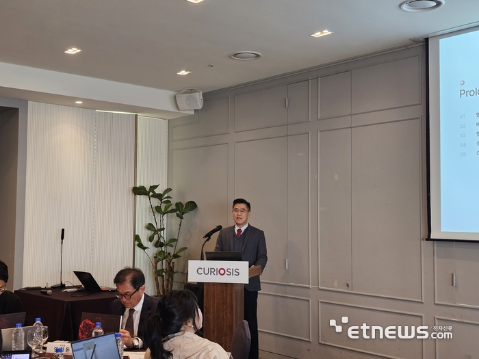 윤호영 큐리오시스 대표가 29일 서울 여의도에서 기자간담회를 열고 회사 소개를 하고 있다.