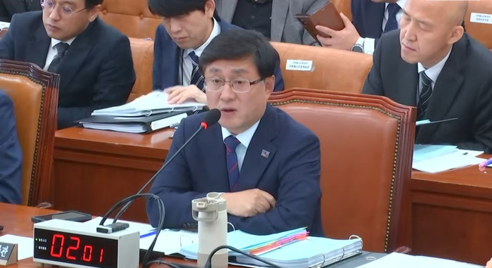 김성환 기후에너지환경부 장관이 29일 국회 기후에너지환경노동위원회에서 열린 종합국감에서 의원 질의에 답변하고 있다. 이미지 출처 : 국회방송