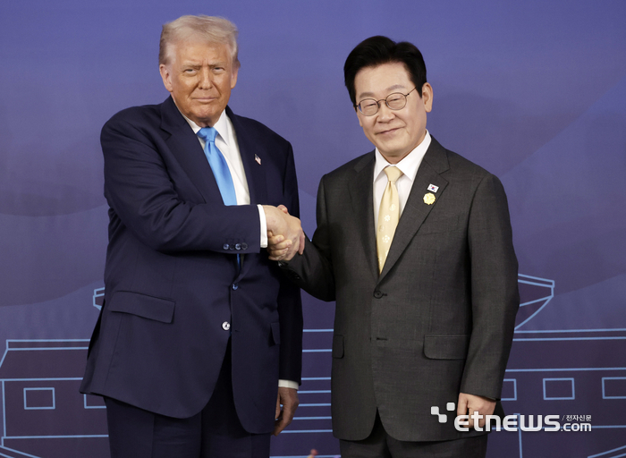 이재명 대통령과 도널드 트럼프 미국 대통령이 29일 경북 경주박물관에서 한미 정상회담 기념촬영을 하고 있다. 연합뉴스