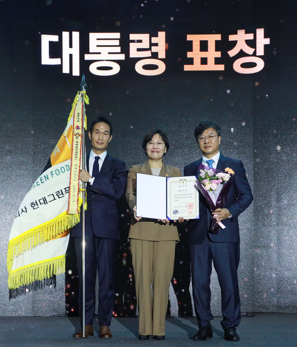29일 서울 강남구 코엑스에서 열린 '식품외식산업 발전 유공' 정부포상 행사에서 박홍진 현대그린푸드 사장(오른쪽)이 송미령 농림축산식품부 장관(가운데)으로부터 대통령표창을 수여받은 뒤 기념사진을 촬영하고 있다.