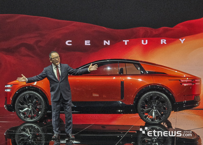 센추리 브랜드를 발표하고 있는 토요다 아키오 토요타 회장. 한국자동차기자협회(KAJA) 제공