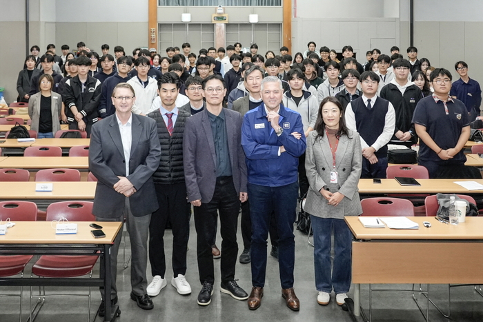 헥터 비자레알 한국GM  사장(오른쪽 2번째)이 STEM 교육 프로젝트 결과 발표회에서 주요 관계자, 인천 지역 고교생과 기념촬영했다.