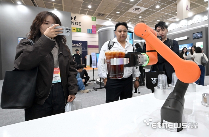 [포토] 로봇 바리스타의 아메리카노