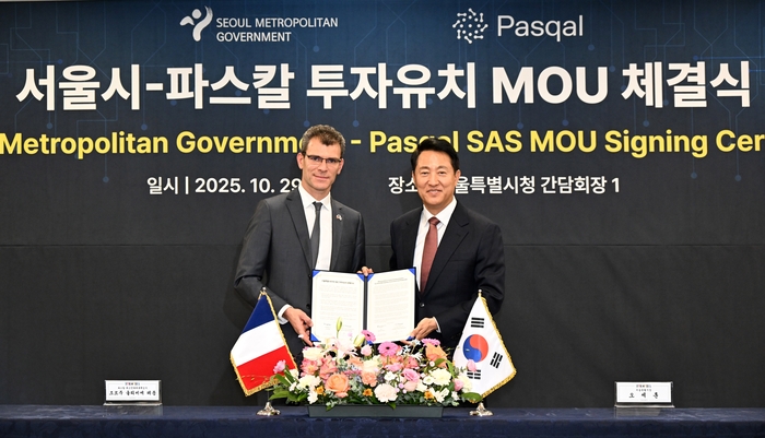 29일 오후 서울시-파스칼 투자유치 MOU 체결식에서 오세훈 서울시장(오른쪽)과 조르주 올리비에 레몽 최고전략제휴책임자(CSAO)가 협약서를 들고 기념촬영 하고 있다. 서울시 제공