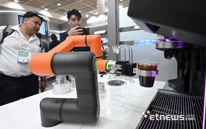 [포토] 로봇 바리스타의 커피 한 잔