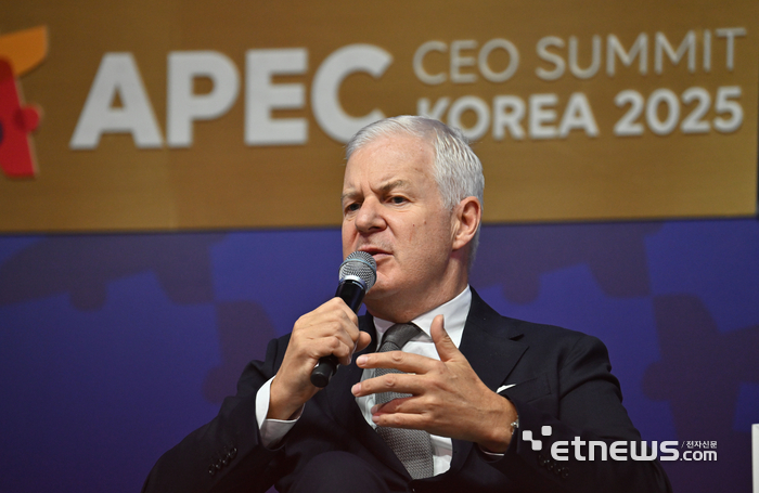 [포토] 대담 나누는 존 덴톤 ICC 사무국장