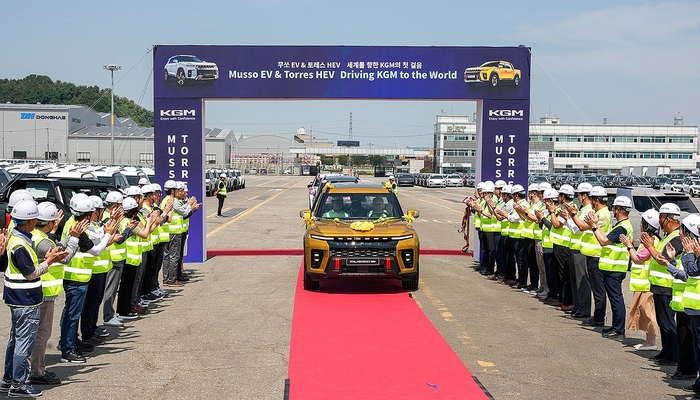 KGM 무쏘 EV·토레스 하이브리드 수출 선적 기념식.