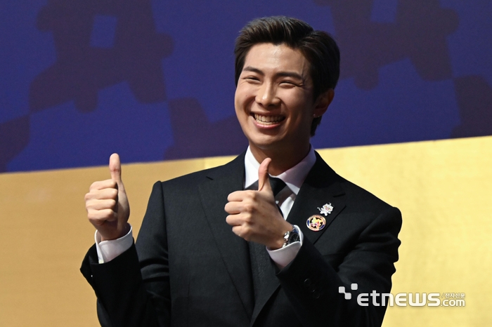 [포토] APEC CEO 서밋 연설 마친 RM, '엄지척'
