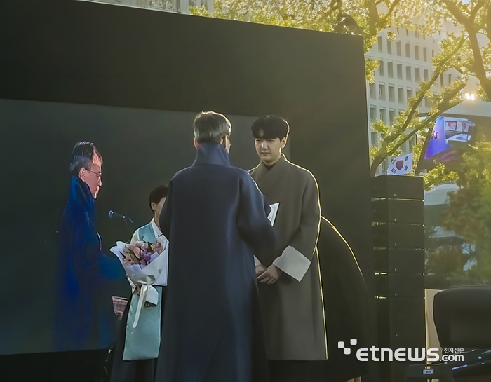 신준영 한복생활 대표가 문화체육관광부 장관상 '올해의 한복인' 젊은 한복인상을 수상했다.