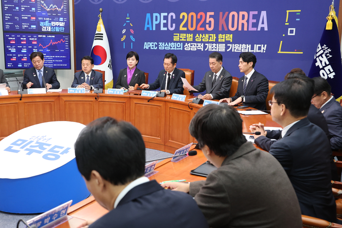 더불어민주당 정청래 대표가 29일 서울 여의도 국회에서 최고위원회의를 주재하며 의사봉을 두드리고 있다. 연합뉴스