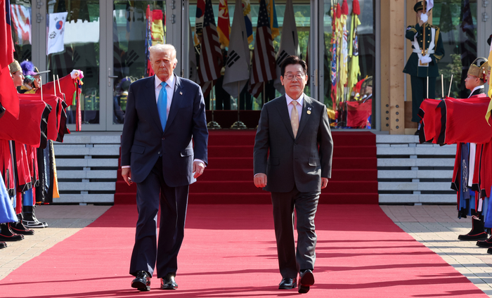 정상회담장으로 향하는 한미 정상     (경주=연합뉴스) 한상균 기자 = 이재명 대통령과 도널드 트럼프 미국 대통령이 29일 경북 경주박물관에서 정상회담장으로 이동하고 있다. 2025.10.29 [대통령실통신사진기자단]     xyz@yna.co.kr (끝)
