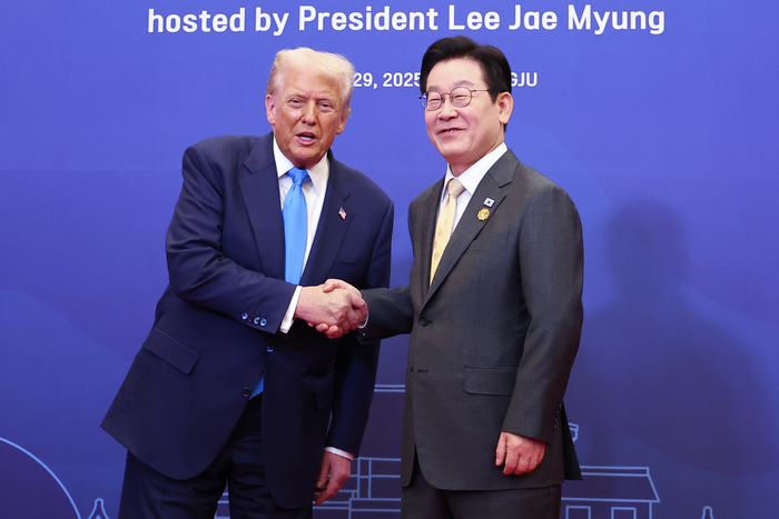 이재명 대통령이 29일 경북 경주 힐튼호텔 그랜드볼룸에서 열린 대통령 주최 정상 특별만찬에 앞서 도널드 트럼프 미국 대통령을 영접하고 있다. 연합뉴스.