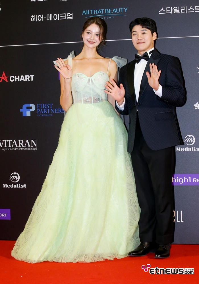 [ET포토] 안젤리나 다닐로바-권혁수, '자체발광하는 투샷'